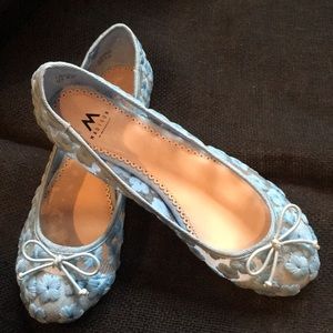 NWOT Madison Laurie Blue Floral Embroidered Flats
